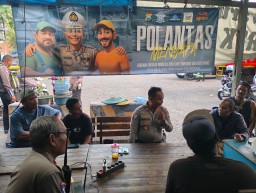Jelang Operasi Patuh 2025, Satlantas Polres Pelabuhan Tanjung Perak Ajak Sopir Truk Ngopi Bareng Tekankan Kesadaran Kolektif