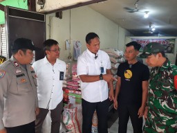 Dirut Bulog Tinjau Pasar Pagi Rawamangun, Polsek Pulogadung Kerahkan Personel untuk Pengamanan