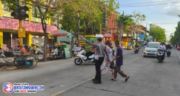 Polres Sampang Tunjukkan Komitmen dalam Meningkatkan Keselamatan Jalan melalui Pengaturan Lalu Lintas