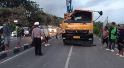 Truk Tronton Terperosok di Jalan IB Mantra Unit Lantas Polsek Dentim Amankan Evakuasi