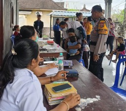 Polri Hadir di Tengah Masyarakat, Bhabinkamtibmas Desa Budeng Aktif Dampingi Posyandu Balita