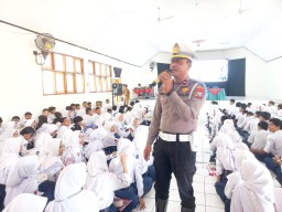 Dukung Operasi Patuh Semeru 2025, Polsek Kenjeran Sosialisasikan Keselamatan Berlalu Lintas di Sekolah