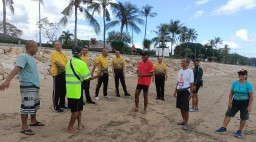 Polres Bandara Tingkatkan Kedekatan Dengan Warga Lewat Jalan Santai di Pantai Sekeh