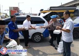 Sipropam Polres Pelabuhan Tanjung Priok Gelar Jum’at Berkah, Bagikan Puluhan Paket Makanan kepada Jamaah Masjid