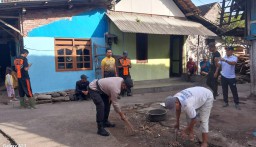 Polisi Untuk Masyarakat Bhabinkamtibmas Kelurahan Loloan Barat Laksanakan Gotong Royong di Rumah Warga