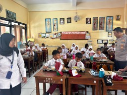 Polisi Hadir untuk Anak Negeri: Kapolsek Pulogadung Dukung Program Makan Siang Bergizi untuk Ribuan Siswa di Jatinegara Kaum
