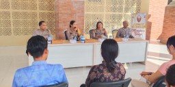 Kapolres Jembrana Gelar Jumat Curhat Bersama PHL Bahas Soal Kebersihan Hingga KDRT