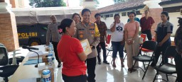 Kapolres Jembrana Berbagi Kasih Lewat Bantuan Sembako Kepada PHL Polres