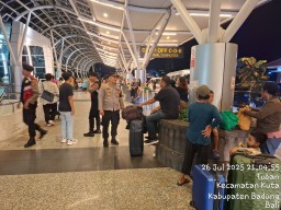 Tingkatkan Pelayanan Keamanan, Polisi Bandara Ngurah Rai Sambangi Pengunjung Dengan Pendekatan Humanis