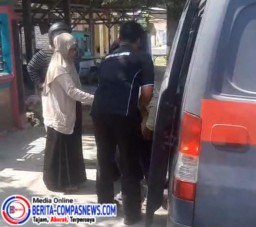 Aksi Heroik Polisi SPKT Sampang: Menolong Korban Jatuh dari Sepeda Listrik