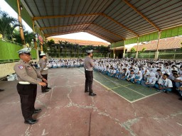 Satlantas Polrestabes Surabaya Gelar Giat Sosialisasi Police Goes To School dan Edukasi Etika Berkendara di SMKN 1 Surabaya