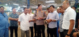 Kapolres Metro Jakarta Timur Kunjungi Pasar Induk Kramatjati, Tekankan Pentingnya Keamanan Sebagai Investasi