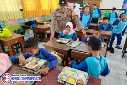 Polsek Cakung Kawal Pembagian 3.235 Makanan Bergizi Gratis di 11 Sekolah