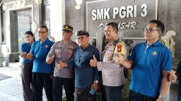 Bersama Kepala Yayasan dan Guru, Kanit Binmas Panen Pokcai di Lahan Hidroponik SMK PGRI 3