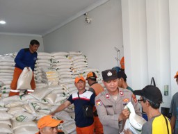 Polsek Jatinegara Amankan Pendistribusian Beras Bulog untuk Warga Kampung Melayu