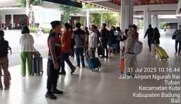Tingkatkan Keamanan dan Kenyamanan, Personel Polres Bandara Ngurah Rai Laksanakan Pengamanan di Terminal Domestik
