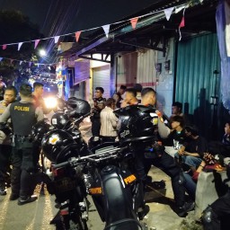 Patroli Presisi Polres Metro Jakarta Timur Amankan Anak Muda Diduga Terlibat Tawuran dan Konsumsi Miras di Area Masjid Ciracas