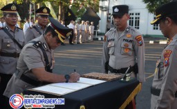 Serah Terima Jabatan di Polres Sampang, Kapolres Hartono Beri Apresiasi kepada Pejabat Lama