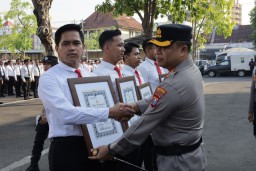 Kapolrestabes Surabaya Memberikan Penghargaan Tim Ungkap Curanmor yang Tewaskan Gadis Remaja