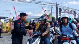 Sambut Hari Kemerdekaan RI ke - 80 Brimob Polda Jatim Berbagi 2000 Bendera Merah Putih di Pamekasan