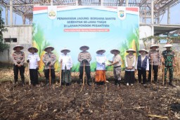 Dukung Swasembada Pangan, Polres Pasuruan Tanam Jagung Serentak Bersama Santri Ponpes Sabilunnajah