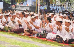 Kapolres Jembrana Hadiri Persembahyangan Bersama Pujawali di Pura Jagatnatha