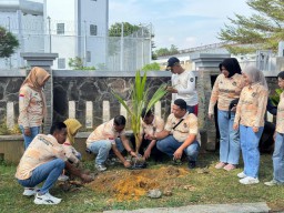 85 Pohon Kelapa Ditanam di Lapas Narkotika Pamekasan, Simbol Kemerdekaan Yang Bermanfaat