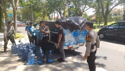 Sigap dan Humanis! Polisi Bandara Ngurah Rai Bantu Pengemudi Truk Air Galon yang Alami Pecah Ban