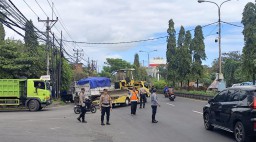 Larangan Buang Sampah Organik, Truk Mengular di TPA Suwung Polsek Densel Sigap Atur Lalin