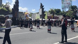 Polres Bandara Ngurah Rai Amankan Prosesi Pengabenan Warga Mandala ke Setra Tuban