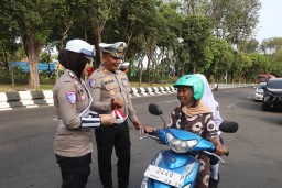 Sambut HUT ke-80 RI, Satlantas Pelabuhan Tanjung Perak Ajak Pengemudi Truk Kibarkan Merah Putih dan Tertib Berlalu Lintas
