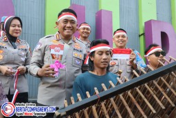 Jelang Hari Kemerdekaan, Kapolresta Tangerang Bagikan Bendera Merah Putih kepada Pengguna Jalan