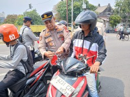 Pembagian Bendera Merah Putih Kepada Warga Masyarakat