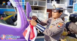 Satlantas Polres Sampang Bagikan Bendera Merah Putih untuk Peringati HUT RI ke-80