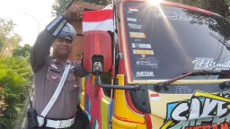 Bangkitkan Nasionalisme Sambut HUT ke-80 Kemerdekaan RI, Satlantas Polres Bangkalan Bagi-Bagi Ratusan Bendera