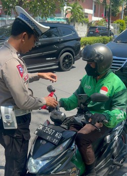Jelang HUT RI ke-80, Sat Lantas Polres Bandara Bagikan Bendera Merah Putih Kepada Pengguna Jalan