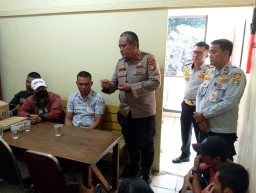 Polsek Ciracas dan Dishub Tertibkan Pedagang Asongan di Terminal Bus Kampung Rambutan