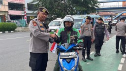 Jelang Dirgahayu RI ke-80, Kasat Samapta Polres Metro Tangerang Kota Turun Langsung Bagikan Bendera Merah Putih.