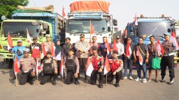Jelang HUT RI ke-80 Polres Pasuruan Gandeng Mahasiswa, LSM, dan Media Bagikan 500 Bendera Untuk Supir Truk dan Warga Perumahan
