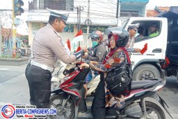 Pemasangan Bendera Merah Putih, Satlantas Polres Sampang Ajak Masyarakat Meriahkan HUT RI ke-80