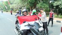 Dorong Semangat Nasionalisme, Kapolres Bangkalan Bagi-Bagi Bendera Merah-putih Kepada Pengendara Jalan