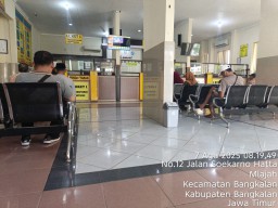 Petugas Samsat Bangkalan Sambut Masyarakat Bayar Pajak Dengan Humanis