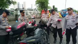 Kanit Binmas Polsek Tambora Pimpin Bagikan Bendera Merah Putih Ke Pengguna Jalan dan Warga.