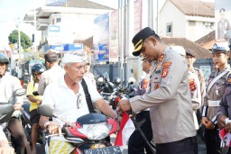 Polres Klungkung Bagikan Bendera Merah Putih Sambut HUT ke-80 Kemerdekaan RI
