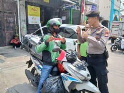 Pembagian Bendera dan Masker Merah Putih Kepada Warga Masyarakat