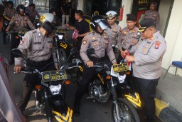 Menyemarakkan HUT ke-80 RI, Kapolres Pasuruan Pasang Umbul-Umbul, Bendera, dan Hias Kendaraan Dinas