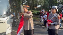 Tumbuhkan Semangat Nasionalisme, Waka Polres Jembrana Ikut Bagikan Bendera Merah Putih Bersama PPDI