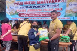 Polsek Melaya Gelar Gerakan Pangan Murah, Salurkan 100 Sak Beras SPHP di Pasar Umum Melaya