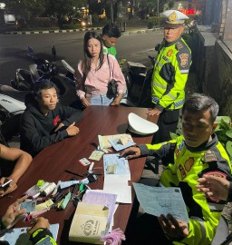 Sat Lantas Polresta Denpasar Gelar Penindakan Lalu Lintas Malam Minggu di Simpang Direktorat Kuta