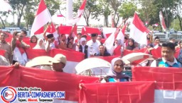 Gubernur Khofifah Berikan Bantuan Sosial kepada Masyarakat Sampang, Berharap Ekonomi Masyarakat Meningkat